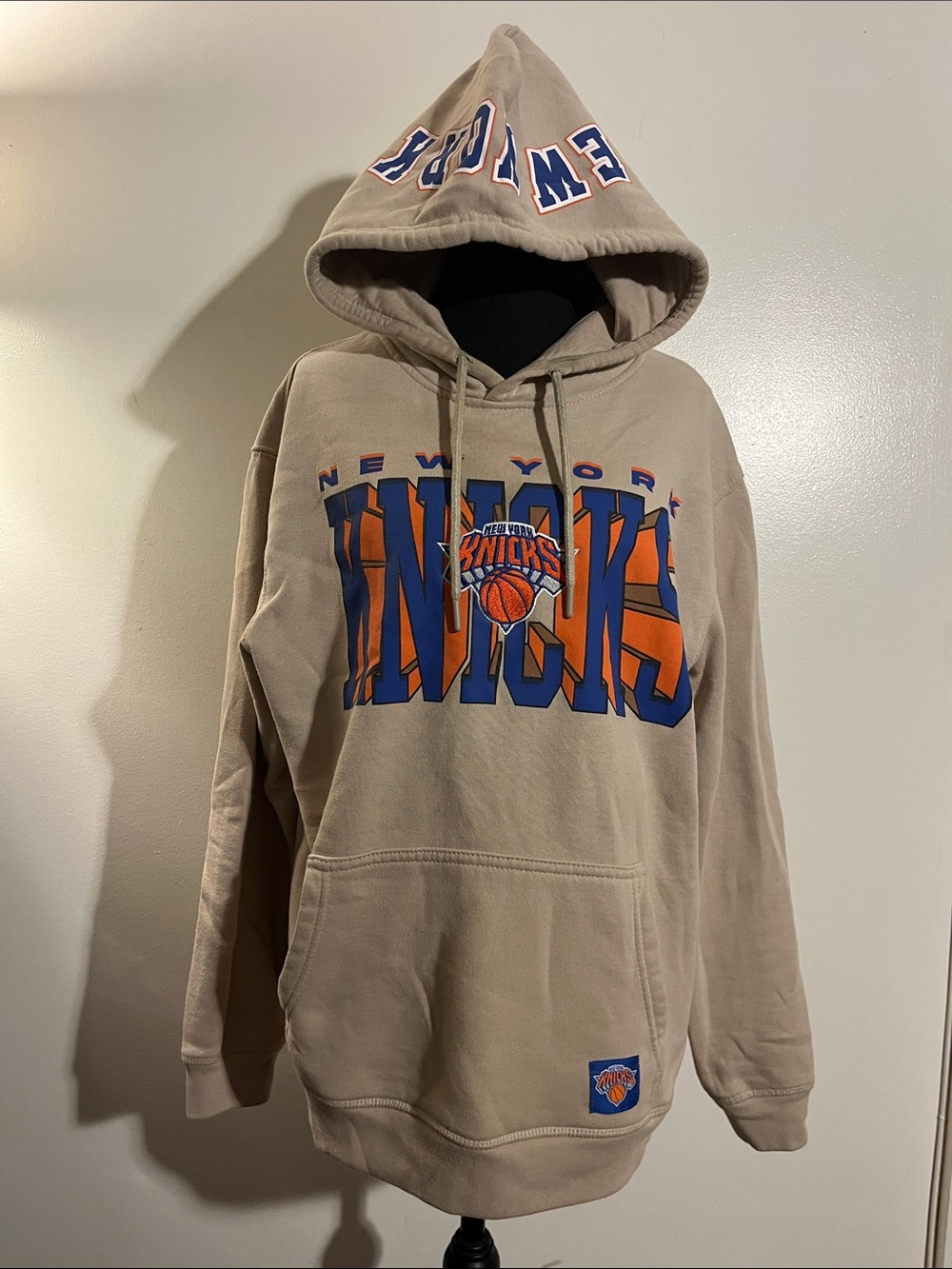 New York Knicks Beige Pullover Hoodie - NBA Team Logo